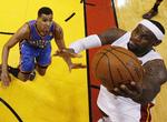 3-1. Miami Heats stjerne LeBron James forsøger sig med et skud mod kurven i fjerde finalekamp mod Oklahoma City Thunder. 