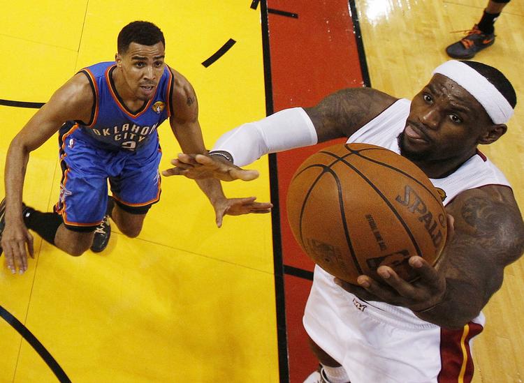 3-1. Miami Heats stjerne LeBron James forsøger sig med et skud mod kurven i fjerde finalekamp mod Oklahoma City Thunder. 