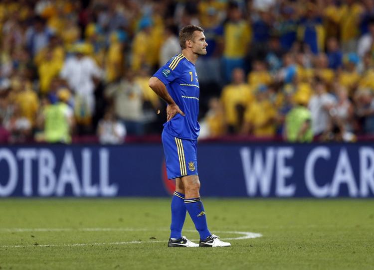 folkehelt. Andrej Shevchenko kom småskadet på banen i Ukraines sidste kamp ved EM, men kunne ikke vende nederlaget mod England. 