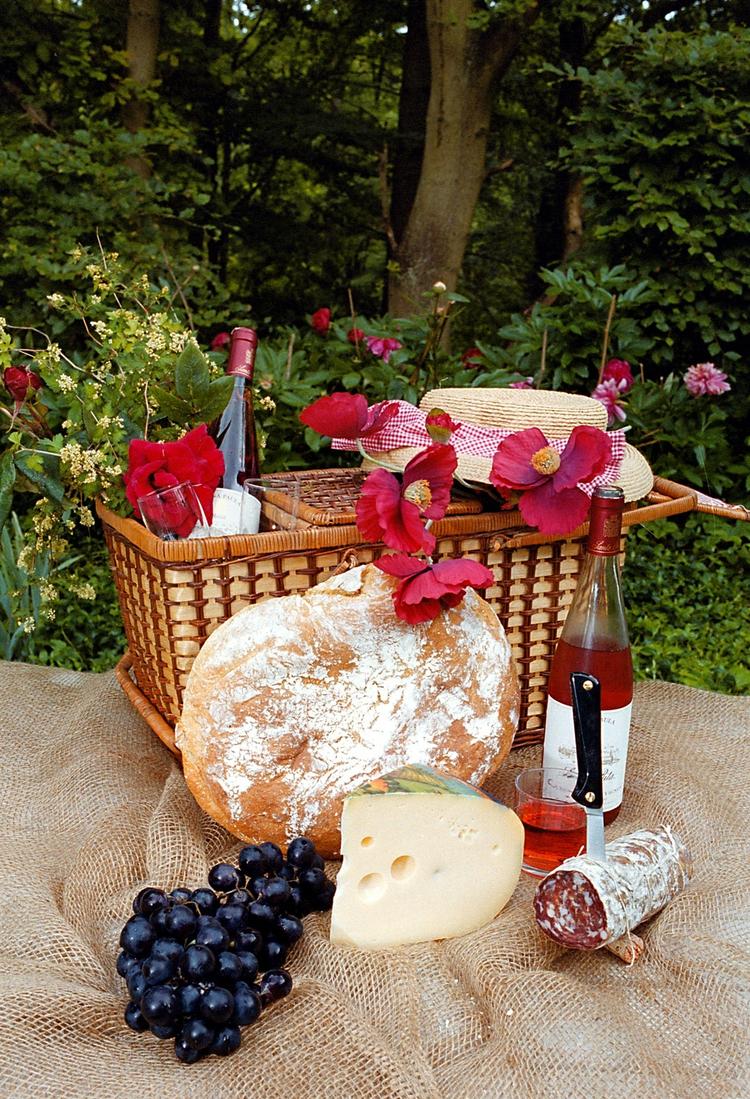 Populære. Flere og flere steder tilbyder de færdigpakkede picnickurve. 