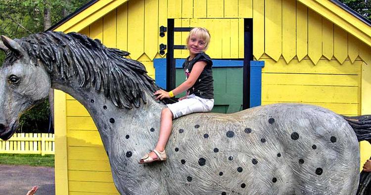 TRÆVEN. Astrid Lindgrens Verden er perfekt for børn, der endnu er i alderen, hvor en tur på Pippi Langstrømpes hest ved Villa Villakulla er en oplevelse i sig selv. 