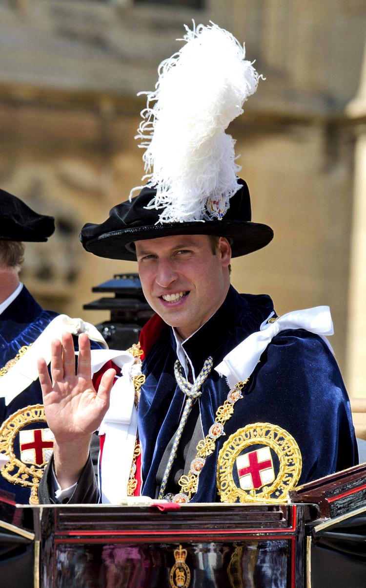 Ridder. Prins William blev i 2008 slået til ridder af Hosebåndsordenen af sin farmor, dronning Elizabeth. Ordenen regnes blandt de fineste i verden, og i mandags mødtes ridderne til deres årlige træf i spraglede gevandter i Windsor. 