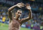 stjernen.  Zlatan Ibrahimovic hilser på svenske fans efter Sveriges ærefulde indsats og sejr mod Frankrig. 