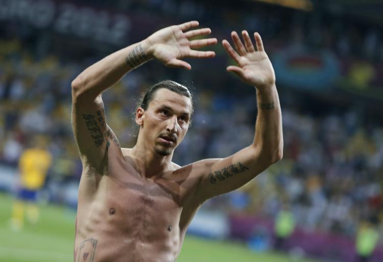 stjernen.  Zlatan Ibrahimovic hilser på svenske fans efter Sveriges ærefulde indsats og sejr mod Frankrig. 