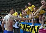 håndtryk.  Zlatan Ibrahimovic er ude for at takke de svenske fans efter sejren over Frankrig. 