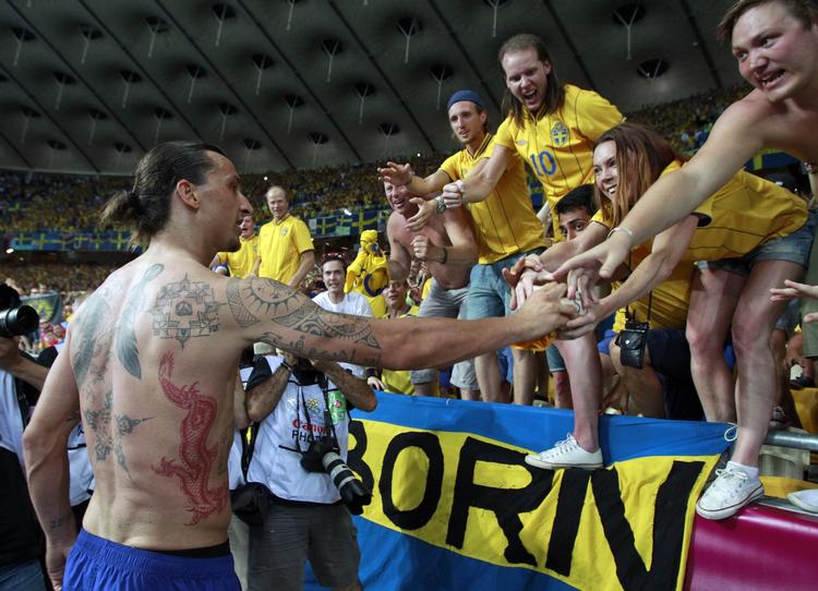 håndtryk.  Zlatan Ibrahimovic er ude for at takke de svenske fans efter sejren over Frankrig. 