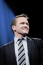 Håndsrækning. LA's leder Anders Samuelsen vil strække sig langt for at komme med i regeringens skattereform. Nu slækker parti for for kravet om nulvækst i den offentlige sektor. 