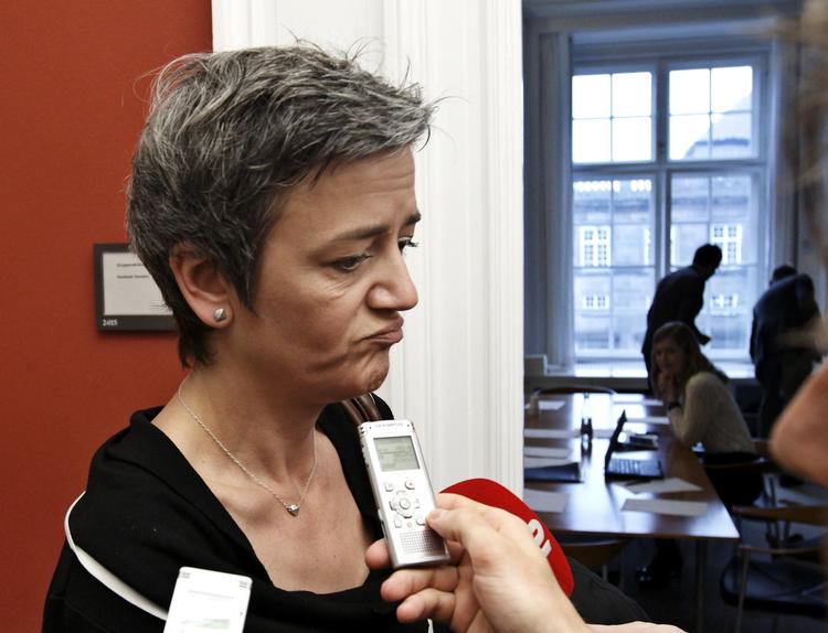 Køligt. Margrethe Vestager (R) er ikke begejstret for Liberal Alliances forslag til finansiering af milliardstore skattelettelser. Arkivfoto. 