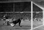 Kontroversielt. Geoff Hursts mål til 3-2 i første halvleg af den forlængede spilletid i VM-finalen mod Vesttyskland i 1966 er vel nok det mest kontroversielle mål-ikke-mål i fodboldhistorien. England vandt kampen 4-2. Hurst scorede hattrick. 