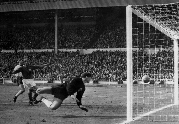 Kontroversielt. Geoff Hursts mål til 3-2 i første halvleg af den forlængede spilletid i VM-finalen mod Vesttyskland i 1966 er vel nok det mest kontroversielle mål-ikke-mål i fodboldhistorien. England vandt kampen 4-2. Hurst scorede hattrick. 