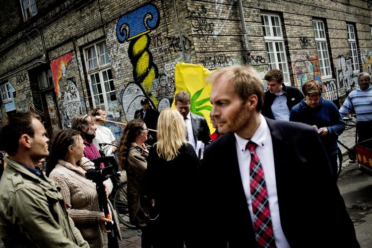 Fodfejl. Dansk Folkepartis næstformand Peter Skaarup mener, at Lars Løkke Rasmussens (V) har begået en fodfejl ved ikke at fortælle medierne - og dermed danskerne - at han havde et stop i USA på vej til Rio de Janeiro i Brasilien. 
