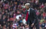 FRUSTRERET. Arsene Wenger har endnu engang svært ved at holde på sine spillere i Arsenal. 