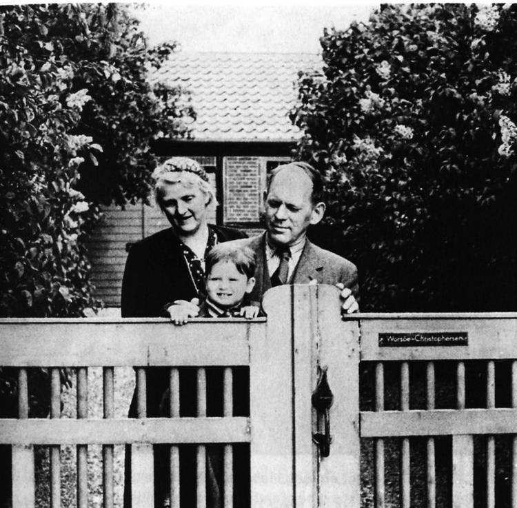 Gemt. Nogle børn blev efterladt,  da deres forældre  flygtede til Sverige. Her er det Allan med sine plejeforældre. 