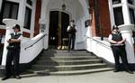 Eksil. En lille gruppe betjente står klar foran Ecuadors ambassade i London, hvor Julian Assange har søgt tilflugt. 