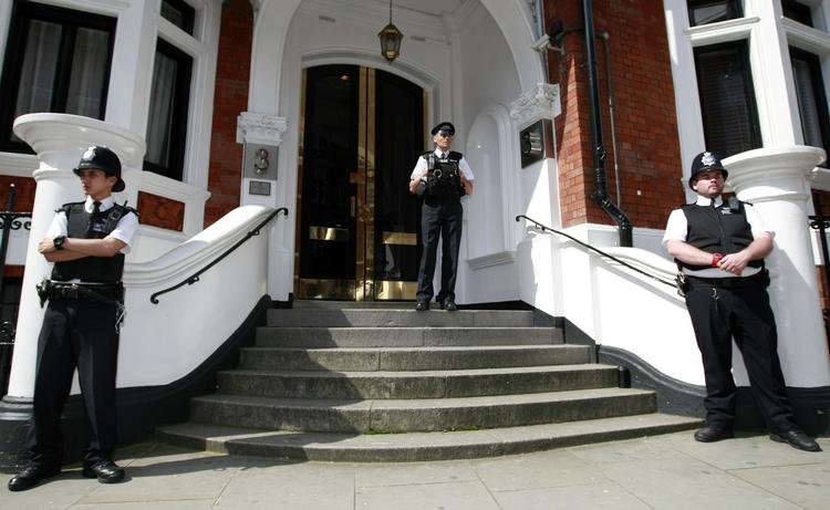 Eksil. En lille gruppe betjente står klar foran Ecuadors ambassade i London, hvor Julian Assange har søgt tilflugt. 