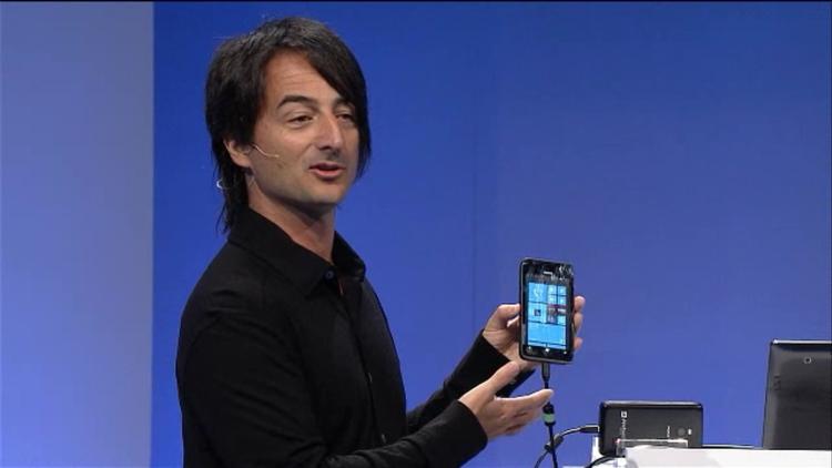 OPDATERING. Joe Balfiore fra Microsoft viste den nye Windows Phone 8-startskærm frem fra sin egen telefon. 