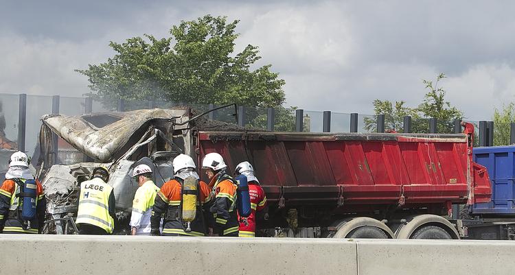 Ulykke. Dødsulykken på Helsigørmotorvejen lammede trafikken i flere timer. 