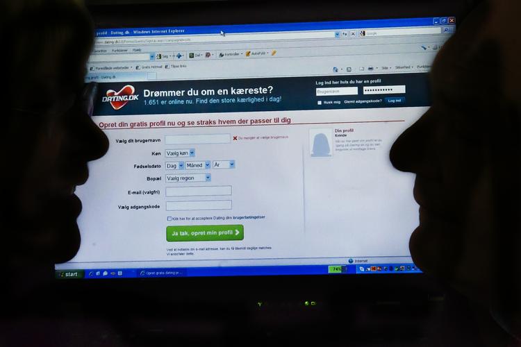 Cyberkærlighed. Når du vil møde den eneste ene på nettet er det en god ide at sætte sig grundigt ind i aftalevilkårene, før du opretter en betalingsprofil. (arkivfoto) 