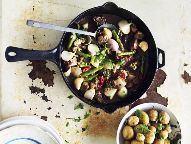 Gryderet. Oksekødet koges i øl og får sæsonpræg af asparges og majroer. 