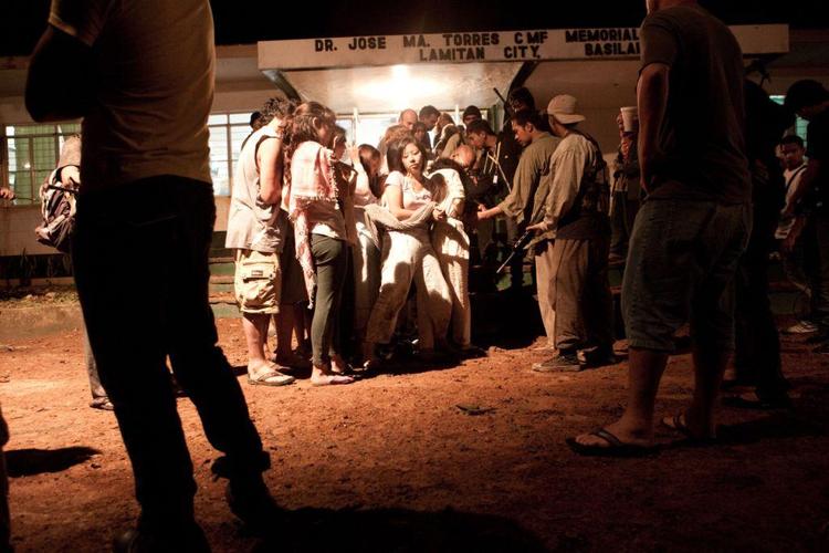 Strabaserende. Captive er en nervepirrende og opslidende autentisk gidselfilm, hvor man næsten føler udmattelsen på sin egen krop. 