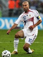 perfektion og temperament. På billedet ses Zinedine Zidane i en typisk situation: i perfekt balance og klar til enten at score mål eller lægge en god aflevering til en medspiller. 