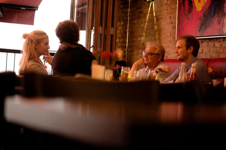 Velbesøgt. Cafe Hoppes er et populært sted med en fin beliggenhed og favorable priser.