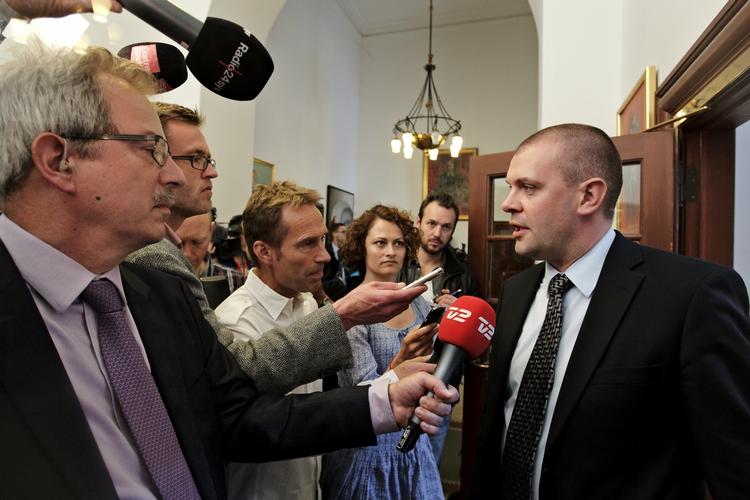 Skatteforhandlinger. Venstre får ikke opfyldt ønsket om forhandlinger i Rio de Janeiro. S-R-SF-regeringen fortsætter og afslutter forhandlingerne i København. 