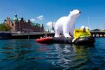 AKTION. Greenpeace har foran nogle af de største seværdigheder verden over sat kæmpestore oppustelige isbjørne op for at gøre forhindre olieboringer på Nordpolen. 