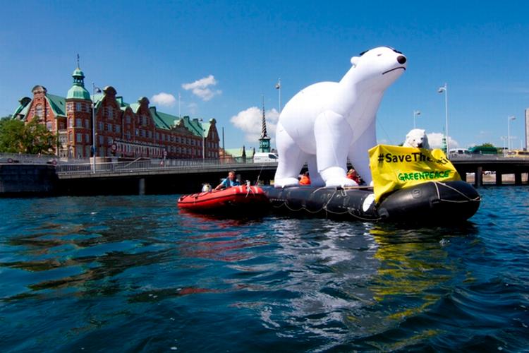 AKTION. Greenpeace har foran nogle af de største seværdigheder verden over sat kæmpestore oppustelige isbjørne op for at gøre forhindre olieboringer på Nordpolen. 