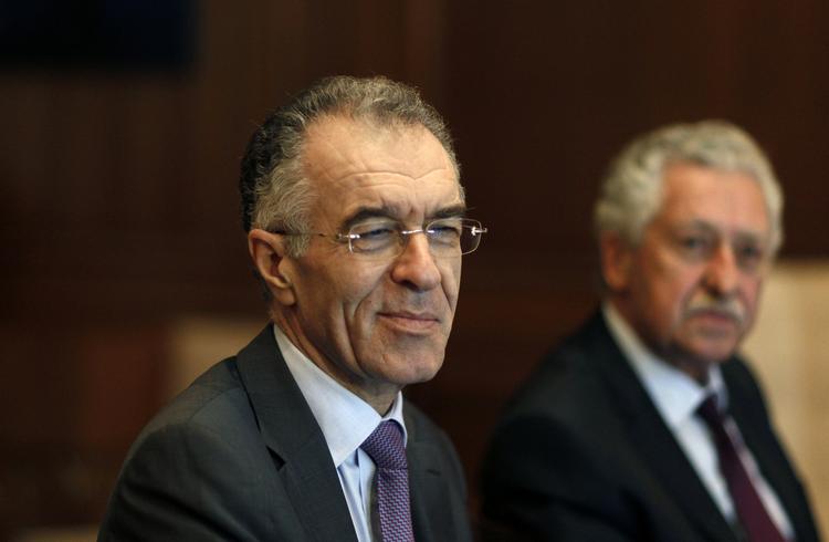Finansminister. 65-årige Vassilis Rapanos, som er bestyrelsesformand for Grækenlands største private bank, National Bank of Greece, har fået det vanskelige job som landets nye finansminister. 