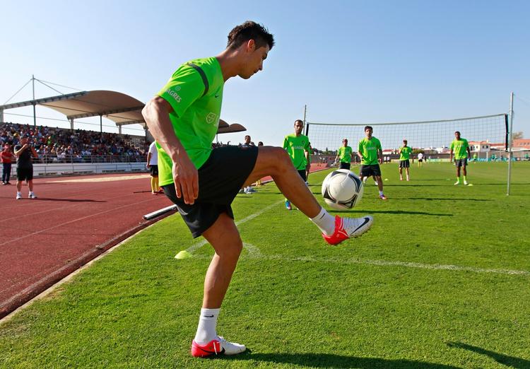 forskning. Ronaldo og de andre fodboldstjerner kan få mere fart i bolden, hvis de skyder uden støvler på. 