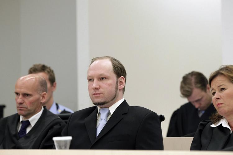 tilregnelig? Anders Behring Breivik i retssalen i dag. Massemorderen har gjort meget ud af, at han ikke er syg men tilregnelighed og dermed egnet til almindelig straf. Sådan skulle det ikke går. 