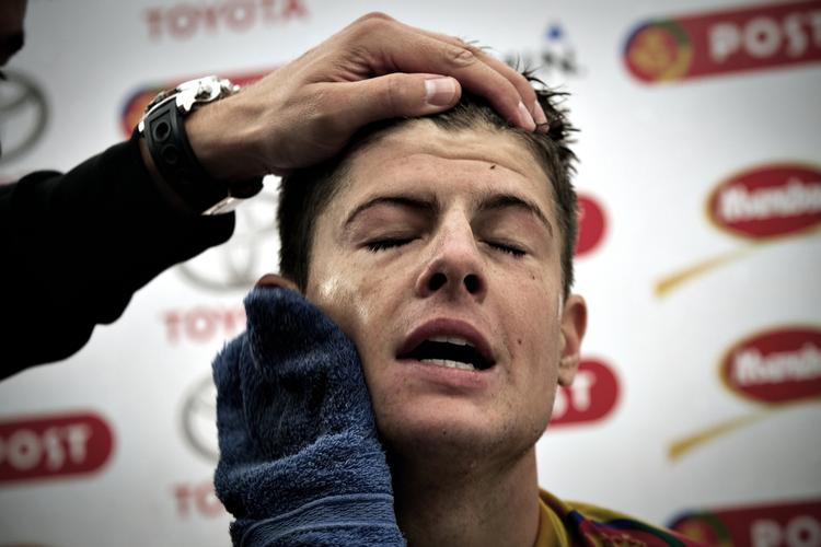 Smerter. Jakob Fuglsang havde lagt sæsonen an på en toppræstation ved Giro d'Italia, der starter i Herning på næste lørdag. Knæsmerter tvinger ham nu til at melde fra. 