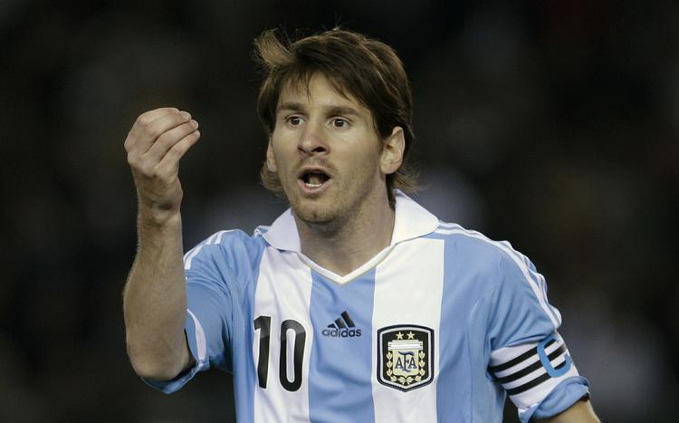 klubfølelse. Lionel Messi trækker lejlighedsvist i den argentinske landsholdstrøje, men angriberen har ingen planer om at skifte FC Barcelonas trøje ud med en andens klubs farver. 
