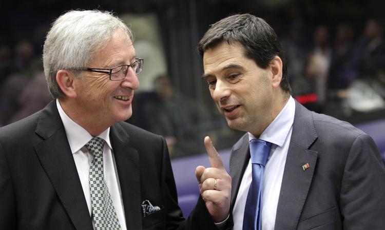 Chefen for eurogruppen, Jean-Claude Juncker (til venstre) vil endnu ikke forholde sig til den nye græske regerings ønske om mere lempelige betingelser for hjælpepakkerne, der skal redde landets økonomi. 