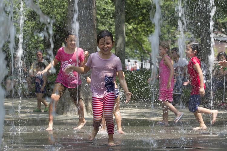 HEDE. En massiv hedebølge har ramt New York. Byen kan opleve rekordhøje 38 grader i dag, melder det nationale vejrcenter. 