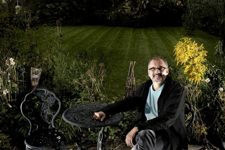 Jussi. Byrådet i Allerød skal atter en gang regne på, hvor meget Jussi-effekten er værd for den lille nordsjællandske by. Her ses den 61-årige succesforfatter i sin have. 