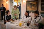 FODBOLDINTERESSERET. Kansler Angela Merkel har tidligere besøgt det tyske landshold ved EM. 