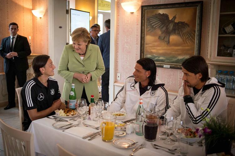 FODBOLDINTERESSERET. Kansler Angela Merkel har tidligere besøgt det tyske landshold ved EM. 