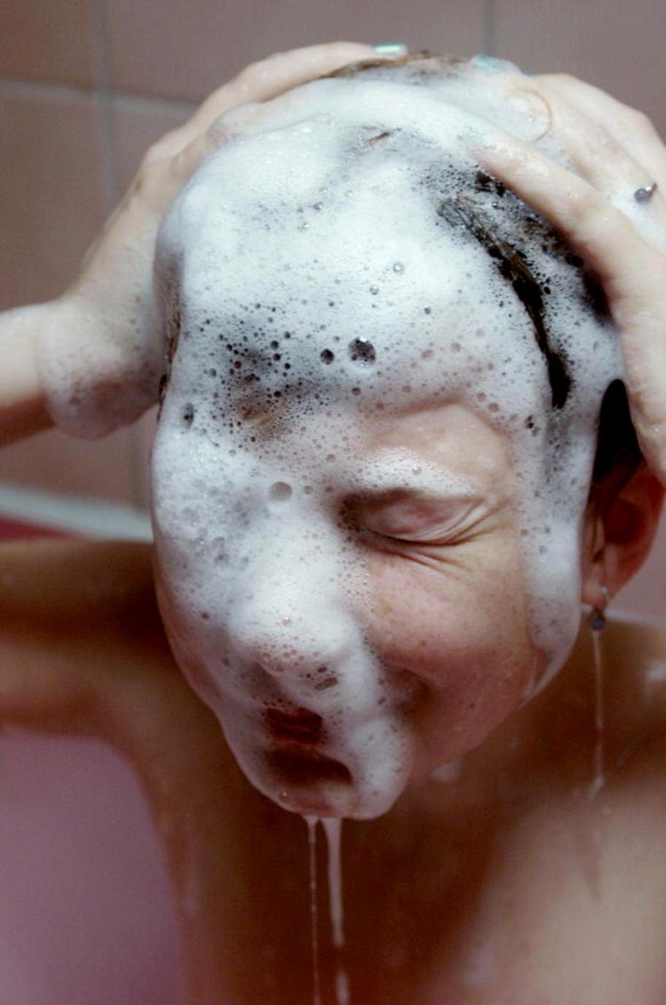 Miljøbelastende. Skælshampoo indeholder stoffer, der går til angreb på svamp og dermed er miljøbelastende. 
