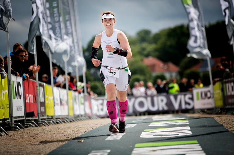 Lykke. Klarafine Lildholdt sekunder inden vindersmilet blev afløst af glædestårer, efter hun havde gennemført en halv ironman i søndags. 