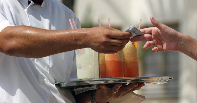 TIPS. Hvor meget skal man give bartenderen i drikkepenge, hvis han endnu engang har mikset ens favoritdrink? (Arkivfoto) 