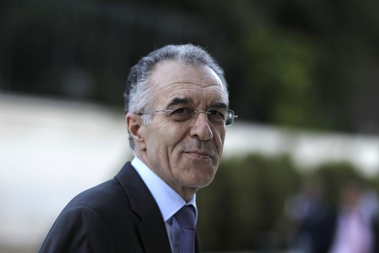 Indlagt. Grækenlands netop udpegede finansminister Vassilis Rapanos skulle indsværges i dag, men er i stedet kommet på hospitalet. 