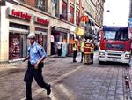 Evakuering. Politi og brandvæsen var hurtige til at rykke ud, da ansatte på Strøget fik mistanke om et muligt gasudslip. 