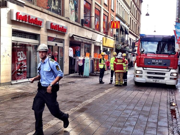 Evakuering. Politi og brandvæsen var hurtige til at rykke ud, da ansatte på Strøget fik mistanke om et muligt gasudslip. 