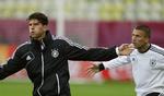 UDE. Mod Grækenland sidder både Mario Gomez (tv.), der har scoret tre mål, og Lukas Podolski (th.), der scorede det første mål mod Danmark, på bænken for Tyskland. 