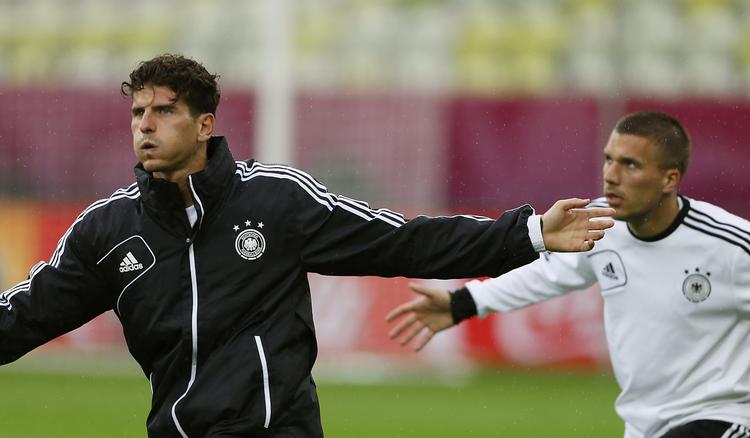 UDE. Mod Grækenland sidder både Mario Gomez (tv.), der har scoret tre mål, og Lukas Podolski (th.), der scorede det første mål mod Danmark, på bænken for Tyskland. 