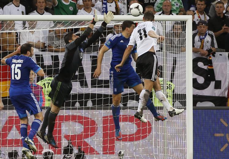 3-1. Med sit landskampsmål nummer 64 bragte Miroslav Klose Tyskland foran 3-1. 