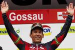 Vinder. Australieren Robbie McEwen nåede i sin karriere at køre for seks forskellige cykelhold. Her kåres han som vinder i et schweizisk cykelløb i 2008, hvor han kørte for Silence-Lotto-holdet. 