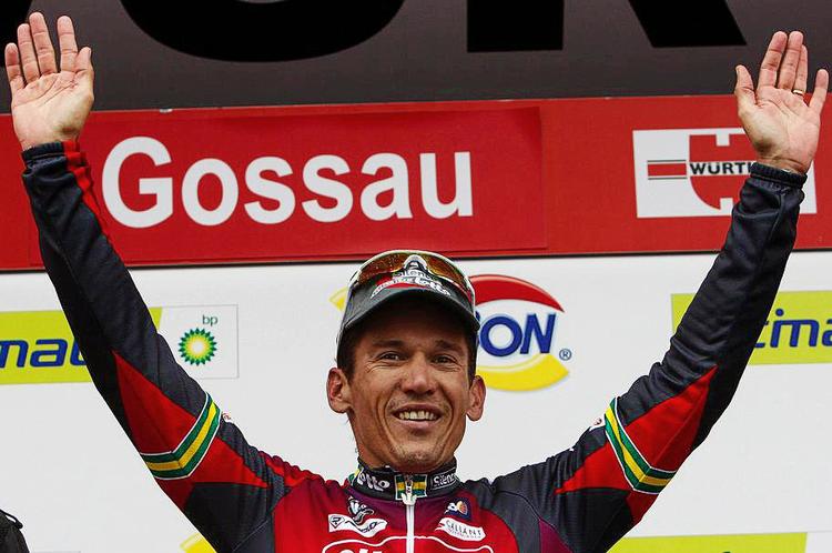 Vinder. Australieren Robbie McEwen nåede i sin karriere at køre for seks forskellige cykelhold. Her kåres han som vinder i et schweizisk cykelløb i 2008, hvor han kørte for Silence-Lotto-holdet. 